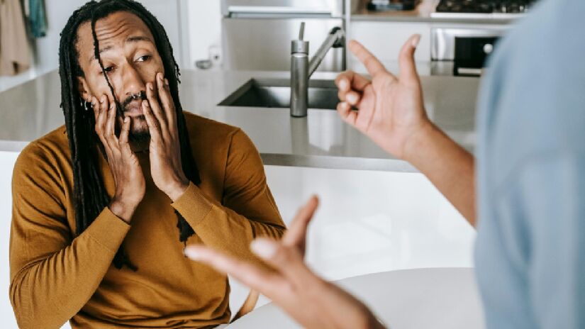 A longo prazo, a pessoa interrompida pode desenvolver problemas até de autoestima. Imagem: Alex Green/Pexels