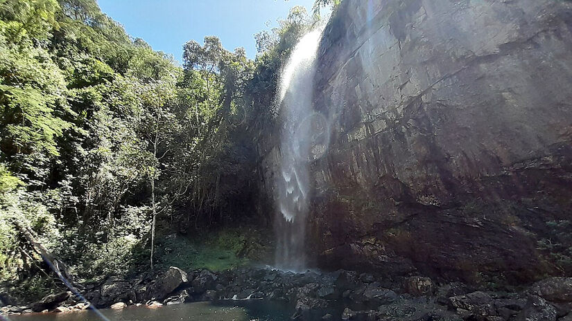 Para a Cachoeira do Patrício há um poço natural cercado por paredões. Já para a Cachoeira do Cochó há uma "pequena praia" de areia ao seu redor - (Ketgalactica/Wikimedia Commons)