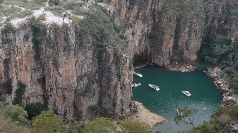 Com natureza bem preservada e com muitas opções luxuosas de passeios no paraíso, Capitólio, em Minas Gerais, se tornou um dos principais pontos de encontro dos milionários brasileiros - (Reprodução/YouTube Tesouros do Brasil)
