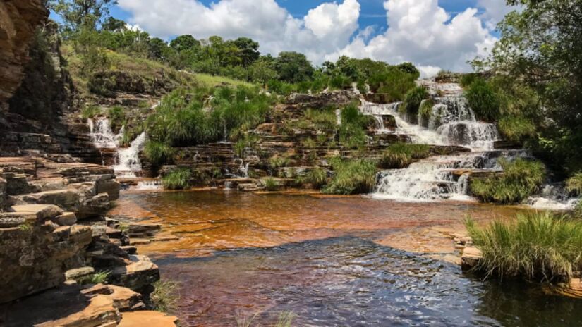 Há algumas opções de acesso mais fácil, sem trilhas a serem percorridas, como a Cachoeira do Filó, a Cachoeira Diquadinha, o Poço Dourado, a Cascata Eco Parque e a Cachoeira Lagoa Azul - (Eduardo Bellon/Wikimedia Commons)
