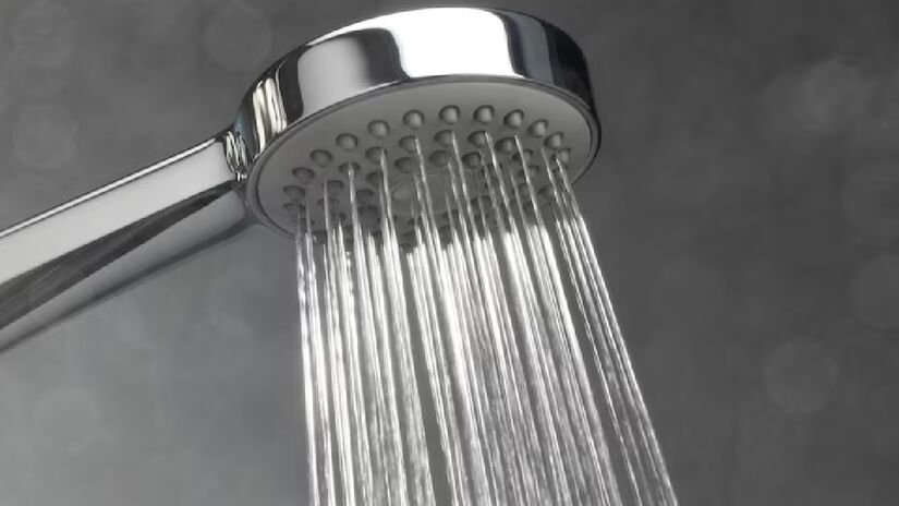 2. Chuveiro elétrico - O segundo lugar entre os aparelhos domésticos que mais consomem energia elétrica fica para o chuveiro elétrico. Considerando um uso médio do produto de apenas 30 minutos por dia e uma potência de 5.500 W, o consumo mensal é de 88 kWh. - (Freepik)