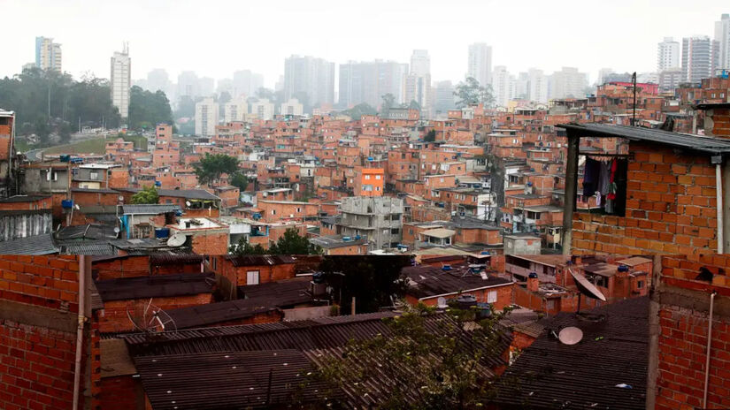 A publicação diz que a paisagem paulistana tem arranha-céus demais e é confusa. Há também muito contraste com as periferias, onde há muitas favelas - (Rovena Rosa/Agência Brasil)