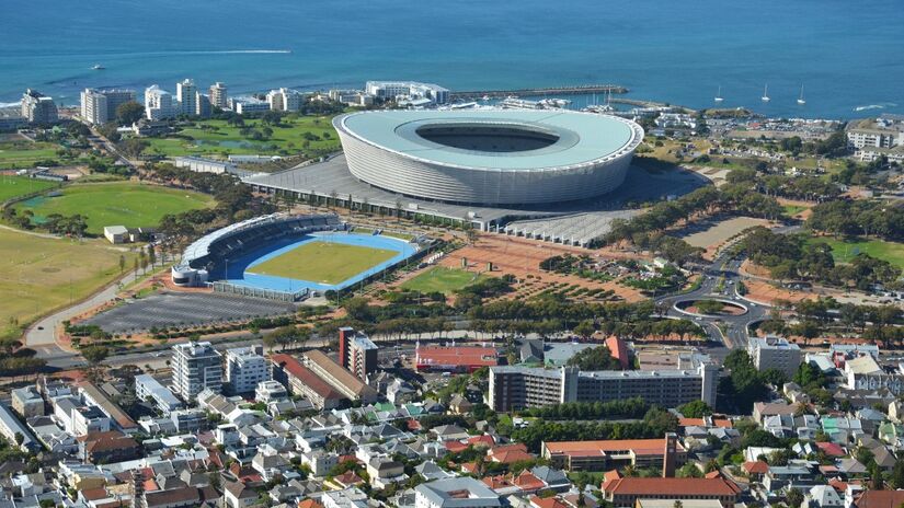 Cidade do Cabo, África do Sul
Sob a majestosa Table Mountain, a cidade oferece paisagens dramáticas entre mar e montanha. A Ilha Robben Island e os vinhedos completam seu charme.
Foto: Reprodução/Wikimedia