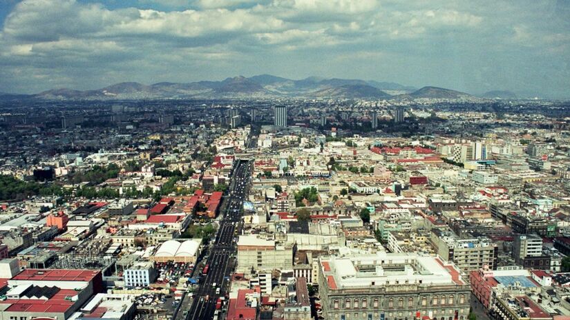 Cidade do México, México
Da grandiosidade do Zócalo aos canais de Xochimilco, a capital mexicana surpreende com sua mistura de passado asteca e energia contemporânea.
Foto: Reprodução/Flickr