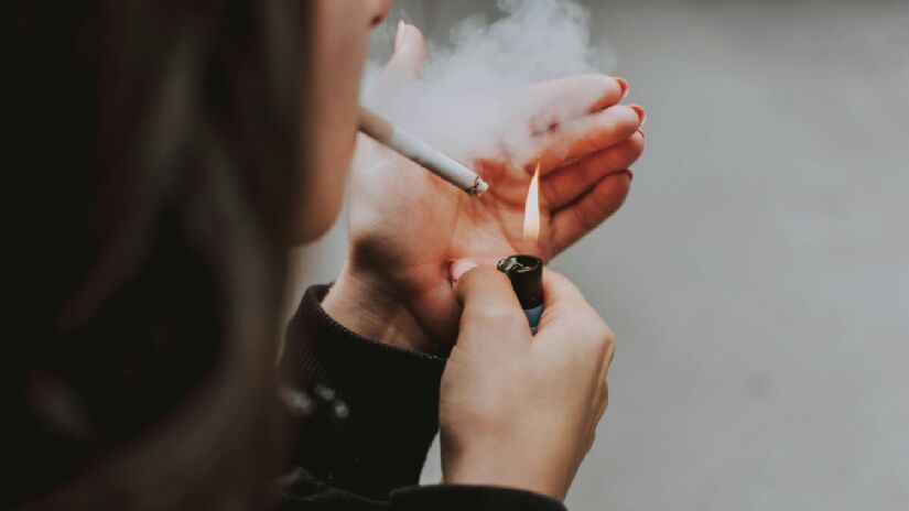 Pessoas sozinhas também são mais propensas a desenvolver hábitos prejudiciais. Imagem: lil atsy/Pexels