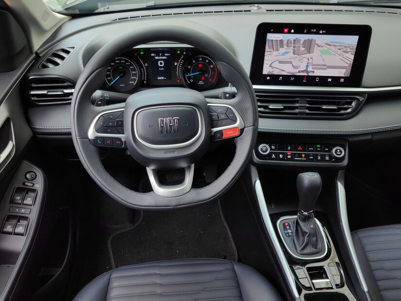 Para marcar as versões híbridas leves do Fastback, o painel digital configurável de 7 polegadas ganhou a inscrição "Hybrid". Foto: Luiza Kreitlon/AutoMotrix