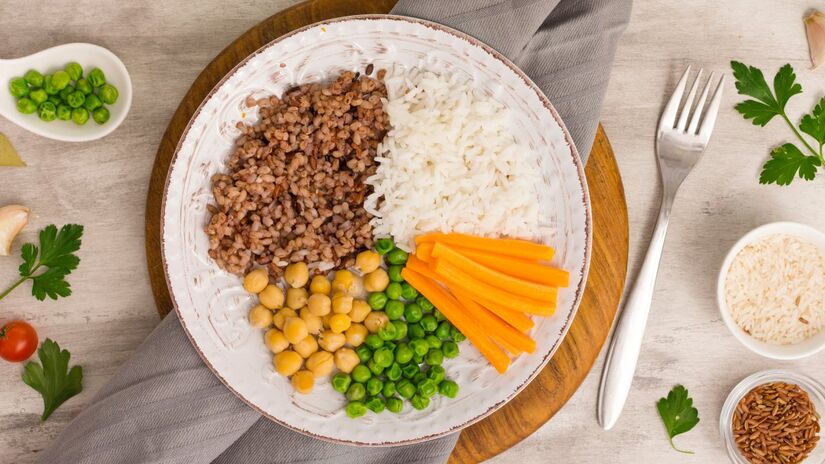 O prato ideal para diminuir a gordura abdominal é composto de um quarto de carboidratos, um quarto de proteínas e o resto de legumes e verduras