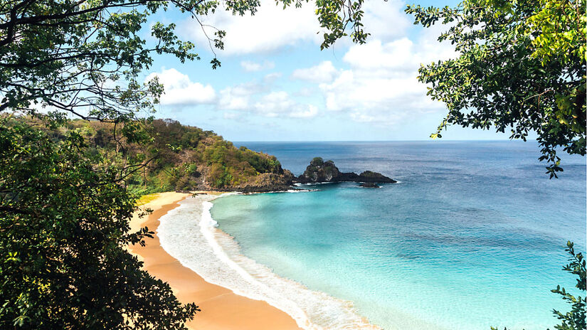 Localizado a 360 km da costa de Pernambuco, Fernando de Noronha é um arquipélago conhecido por paisagens de tirar o fôlego e de um ecossistema muito bem preservado. O destino é um dos locais mais cobiçados do Brasil, atraindo diversos turistas até de fora do País - (Zé Paulo Gasparotto/Unsplash)