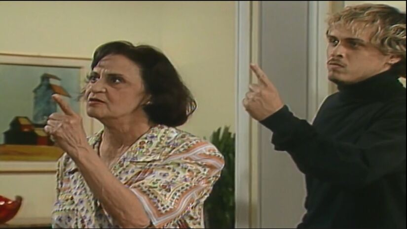 Vilão obsediará, por exemplo, dona Guiomar, sogra de Raul, que é irmão de Alexandre; personagem fará com que a idosa, que antes amava o genro, comece a tratá-lo mal, provocando intrigas entre ele e Andrezza. Fotos: Reprodução/TV Globo