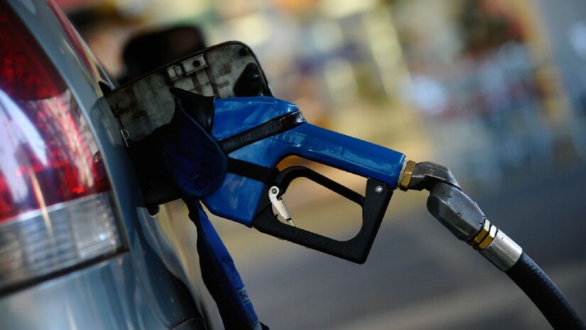 Gasolina no Brasil contém uma porcentagem de etanol. Imagem: Agência Senado