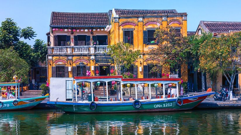 Hội An, Vietnã
Esta joia patrimônio da UNESCO encanta com sua arquitetura amarela, lanternas coloridas e a Ponte Japonesa. Um retrato vivo da história comercial asiática.
Foto: Reprodução/Flickr