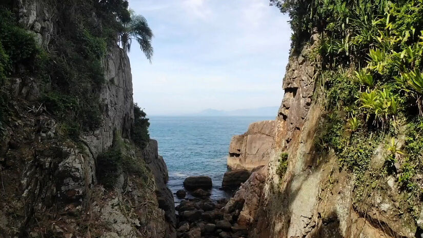 Local mantém-se intocado, sem construções que possam alterar sua paisagem natural.
Fotos: Reprodução/Youtube/Caminhos do Sup