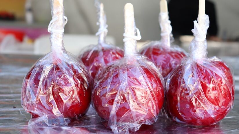 Cardápio inclui vários pratos típicos de festas juninas, como maçã-do-amor. / Divulgação