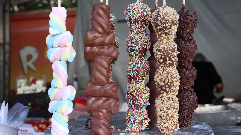 Haverá espetinhos de morango, uva e marshmallow, entre outros, com coberturas diferenciadas. / Divulgação