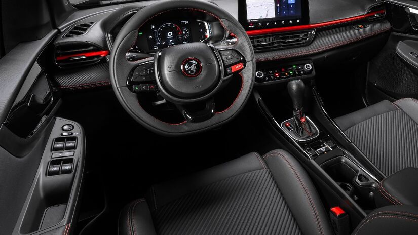 Novo interior do Pulse Abarth mantém os tons escurecidos, ganhando sofisticação com chegada do teto solar panorâmico.
Foto: Divulgação