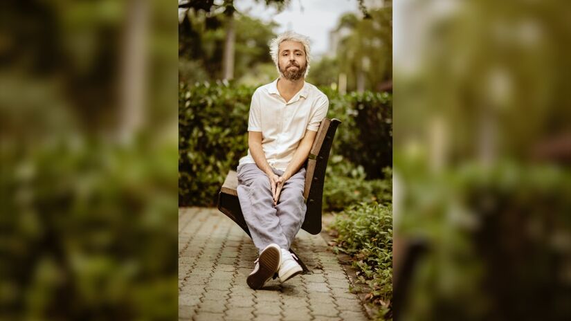 Ele se baseia em sua própria história e desenvolvimento com artista para as músicas.
Foto Divulgação/Renan Yudi