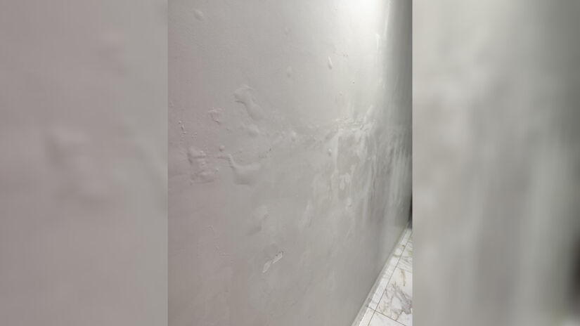 Denunciantes relatam que mesmo após os reparos, os problemas, principalmente de infiltrações, reaparecem em questão de poucos dias.