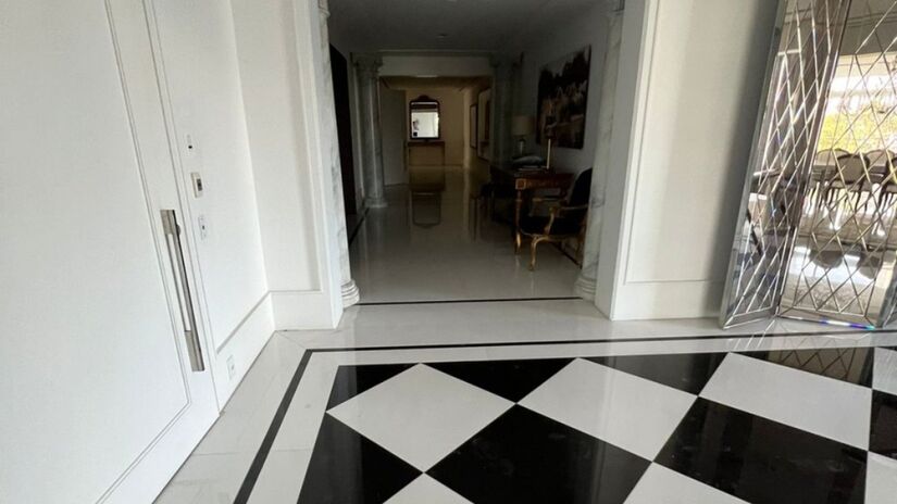 Imóvel tem ar-condicionado em todos os ambientes e três portas de entrada blindadas.

/Foto: Divulgação