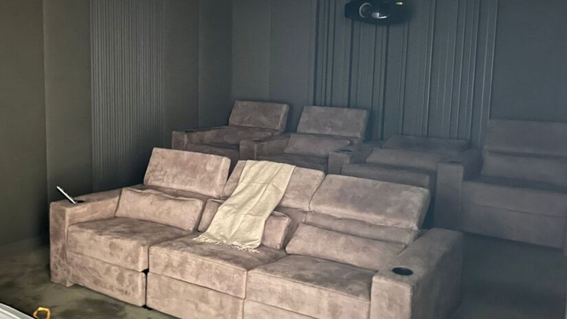 Apartamento ainda tem armários embutidos e sistema inteligente de controle de iluminação e TVs.

/Foto: Divulgação