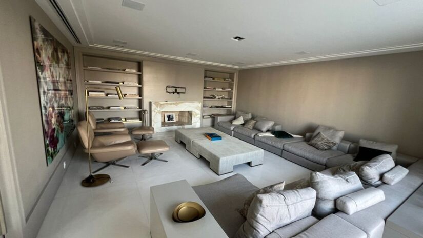 Sala com lareira é um dos cômodos do imóvel.

/Foto: Divulgação
