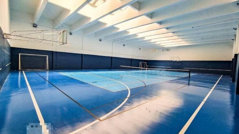 Ainda nos exercícios físicos, crianças e adultos podem aproveitar de quadras poliesportivas.

/Foto: Divulgação
