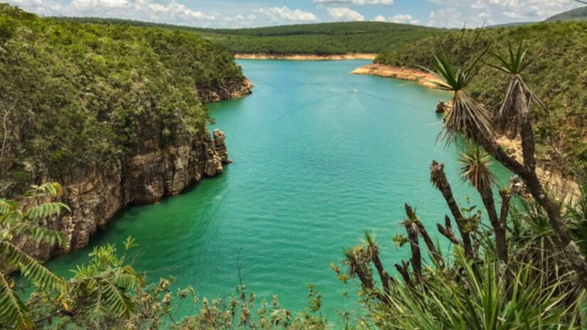 O Lago de Furnas é o principal ponto da região. Durante o dia de navegação pelo "Mar de Minas Gerais", é possível nadar sob a queda d'água da Cachoeira Lagoa Azul, da Cachoeira Cascatinha e da Cachoeirinha da Ilha, além de curtir bares flutuantes e restaurantes com linda vista para o lago - (Eduardo Bellon/Wikimedia Commons)
