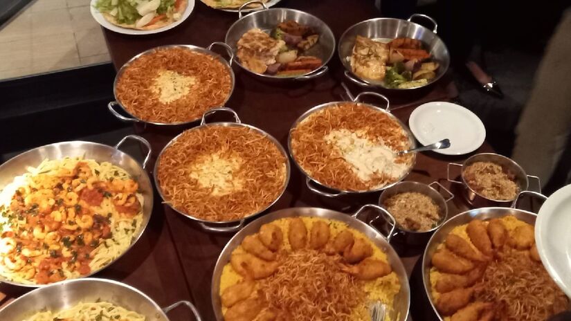 Entre as opções havia camarões empanados e recheados com queijo cremoso servidos sobre arroz de moqueca com camarões e coentro, coberto com batata palha.
Foto: Hebert Dabanovich