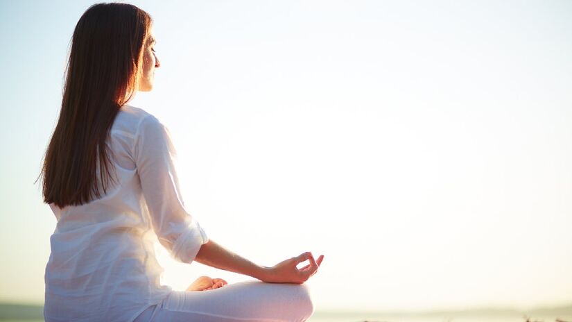 A meditação ensina o cérebro a observar os pensamentos e emoções sem julgamento, diminuindo a reatividade e o foco no negativo (Fotos: Freepik)