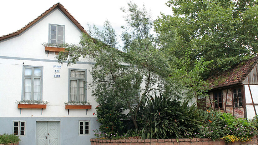 Inaugurado em 2003, o Museu do Imigrante, instalado na histórica Casa da Família Benz, conecta os visitantes com a origem da cidade e utensílios, roupas e objetos que retratam a vida os primeiros imigrantes alemães e italianos - (Divulgação/Secretaria de Turismo de Timbó)