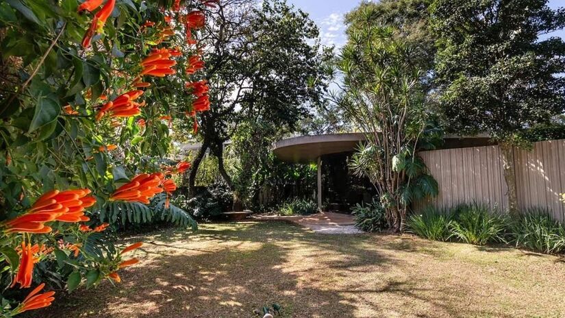 Imóvel ainda oferece sala de TV, escritório, jardim frontal e jardim nos fundos, cozinha, copa, área de serviço, garagem e quarto de costura.

/Foto: Reprodução/Instagram