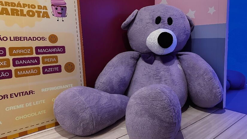 Um dos espaços mais lúdicos é o quarto de uma criança, onde objetos gigantes, como um urso de dois metros.
