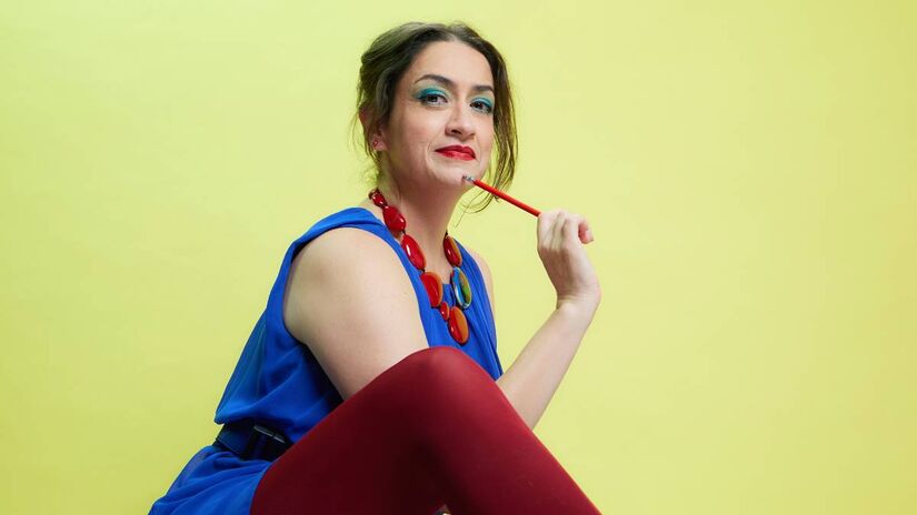 Pensando nos altos e baixos da menopausa, Toledo estruturou a peça em cenas independentes, inspirada nas fases do luto; personagens passam pelo choque, negação, revolta e depressão, até chegar na aceitação da nova realidade e no acolhimento da nova pessoa que emerge.