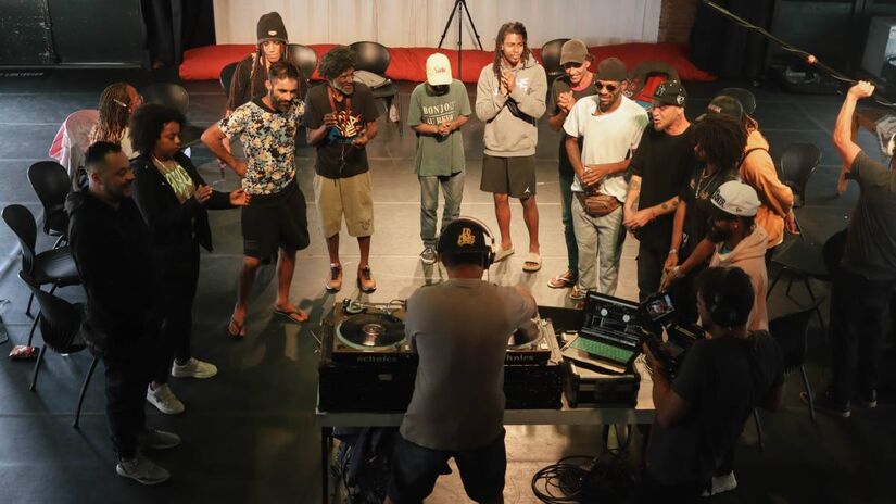 Projeto 'Entre o Sucesso e a Lama' busca oferecer formação e aprimoramento artístico para um grupo de MCs da região da Cracolândia, em São Paulo.