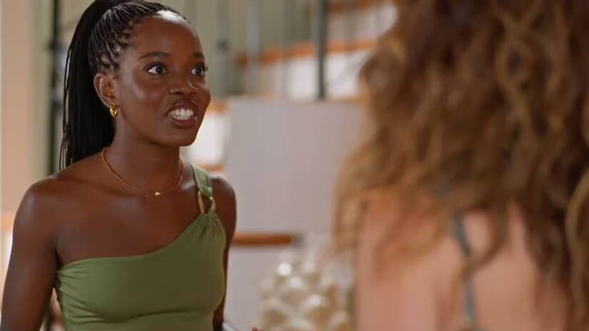 Pensativa, a personagem de Claudia Abreu questionará se alguém se interessaria pelas peças e a babá logo explicará que, mesmo que elas apertem e incomodem, com o marketing certo tudo é possível. Fotos: Reprodução/TV Globo
