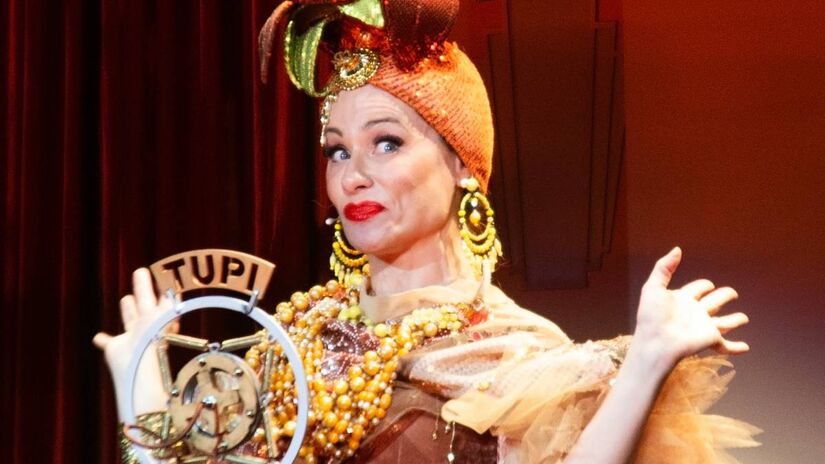 Produção conta também com atores que dão vida à personalidades que marcaram a história cultural brasileira, como Carmen Miranda, Mário Lago, Hebe Camargo e Lolita Rodrigues.
