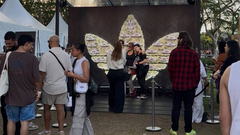 O estande da Adidas, um dos mais disputados, reforçou a identidade urbana da marca, tirando fotos polaroid e entregando bolsas da linha 'Originals'. Fotos: Mariana Ribeiro/Gazeta de S.Paulo; Murilo Amancio