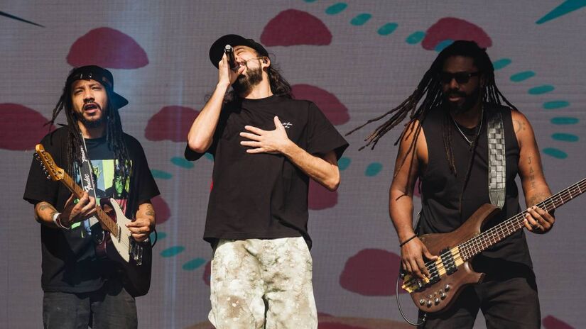 A Gazeta participou do último dia de festival, que já abriu as portas, às 13h, de casa cheia e público animado; domingo ensolarado começou com o rap engajado de Gabriel, o Pensador no palco principal.