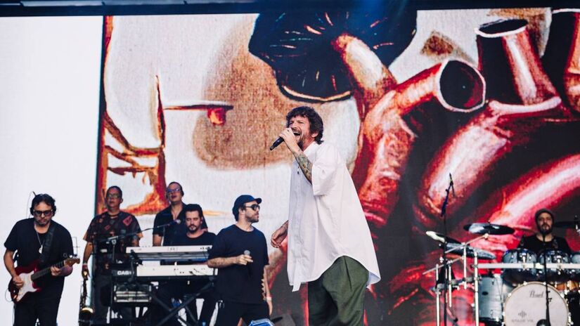 Às 17h05, a Bahia tomou conta de São Paulo. Saulo Fernandes, ex-vocalista da Banda Eva, abriu o show com 'Raiz de Todo Bem', emendando sons como 'Eva', 'Minha História' e 'Circulou'. 