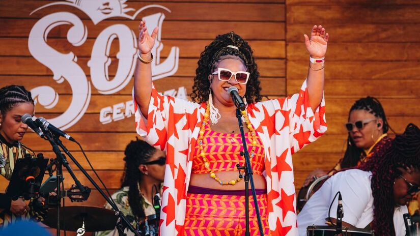 Entre os shows no palco principal, Samba de Dandara, Linda Green e Millos Kaiser se apresentaram no Palco Sol, provando que o festival é também um espaço de empoderamento e diversidade.
