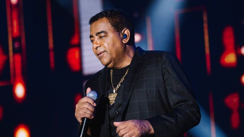 No comecinho da noite, às 18h45, uma das atrações mais esperadas do dia, o Raça Negra, subiu ao palco; banda de pagode entrou com o figurino clássico e apresentou um repertório recheado de hits dos anos 90.