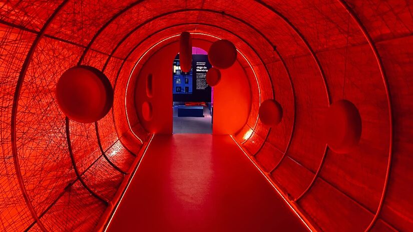 Logo na entrada, os visitantes passam por um nariz gigante e, a partir daí, iniciam uma jornada pelo interior do corpo humano. 