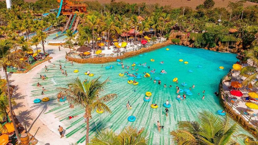 Thermas dos Laranjais possui mais de 55 atrações, entre toboáguas, montanha-russa aquática, praias artificiais e piscinas de águas quentes naturais.
Fotos: Divulgação