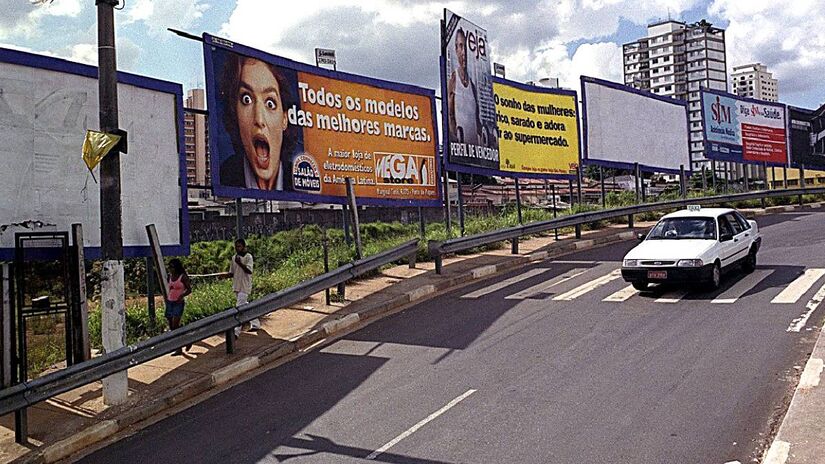 Na antiga av.água espraiada, o cenário ganhava cores e excesso de informação | Jayme de Carvalho Jr./Folhapress