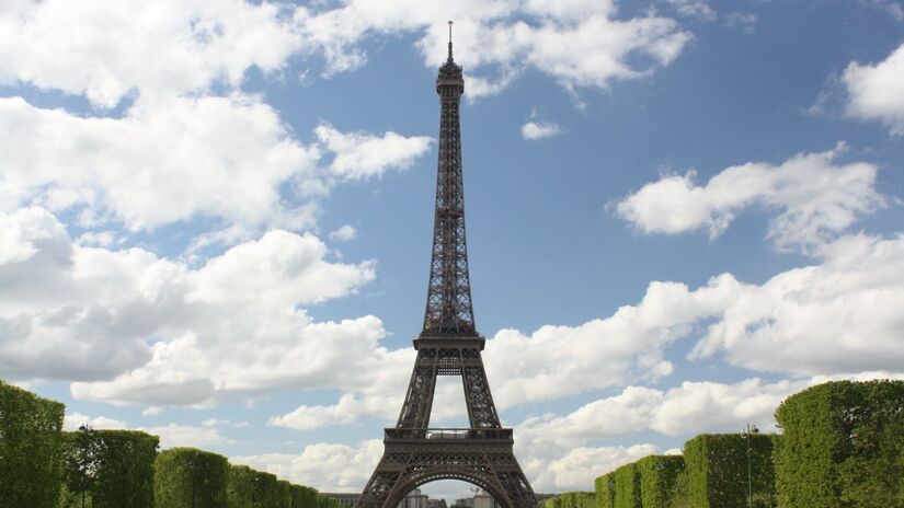 Paris, França
A "Cidade Luz" brilha com a Torre Eiffel, o Louvre e os charmosos cafés. Passeios pelo Sena revelam sua arquitetura deslumbrante.
Foto: Reprodução/Freepik