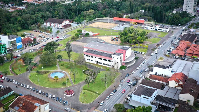 O Parque Central, na avenida Sete de Setembro, é o local ideal para os amantes da natureza. Por lá há um gramado amplo, quadras de areia e pistas de skate. Além disso, é considerado uma opção excelente para um piquenique debaixo das árvores - (Divulgação/Fundação de Turismo de Timbó)