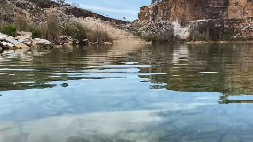 Há ainda opções de passeios 4x4 para conhecer locais como a Pedreira Lagoa Azul, em que os poços de água transparente surgiram após a exploração de minérios na região - (Reprodução/YouTube Tesouros do Brasil)
