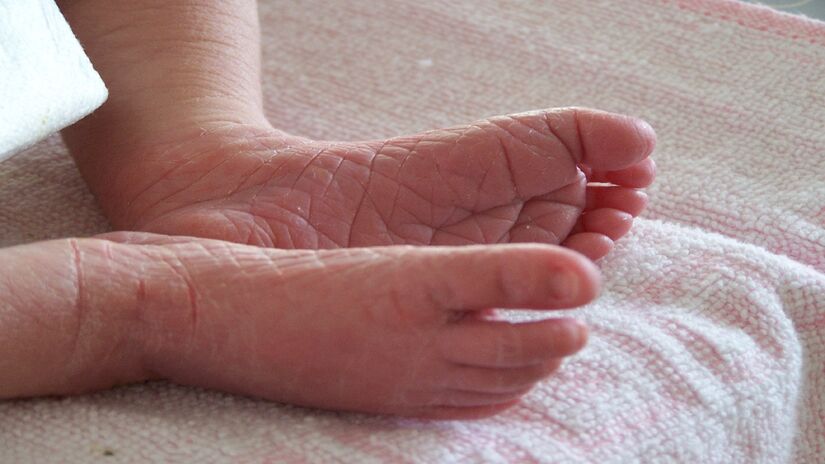 Dormir de meia ajuda a manter a umidade dos pés. Imagem: PxHere