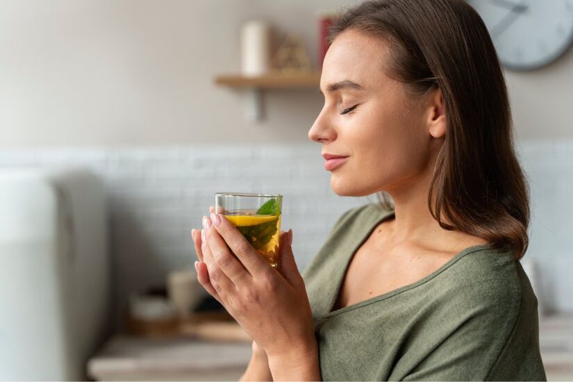 Chá alivia os sintomas como tosse, congestão nasal e dores na garganta. (Foto: Freepik)