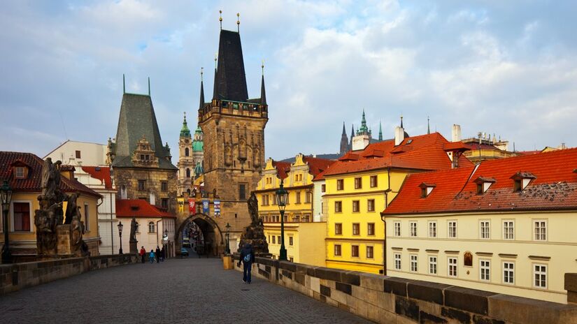 Praga, República Tcheca
Parece saída de conto de fadas, com a Ponte Carlos, o Castelo e a praça da Cidade Velha. Uma joia medieval preservada no tempo.
Foto: Reprodução/Freepik