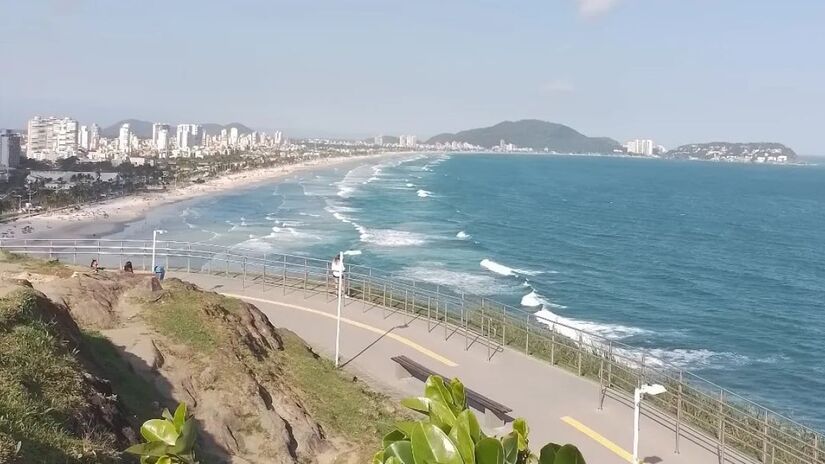 Uma das praias mais conhecidas de Guarujá, a Praia da Enseada é sempre muito frequentada e entrega a agitação desejada por alguns. Possui uma extensa faixa de areia e muitas opções de quiosques e hospedagem - (Divulgação)